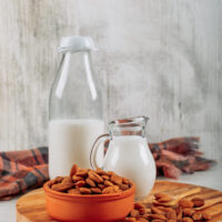 Leche de almendras vegetal saludable ideal para una alimentación natural