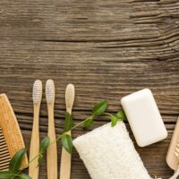 Cepillo de bambú ecológico reutilizable para limpieza sustentable del hogar